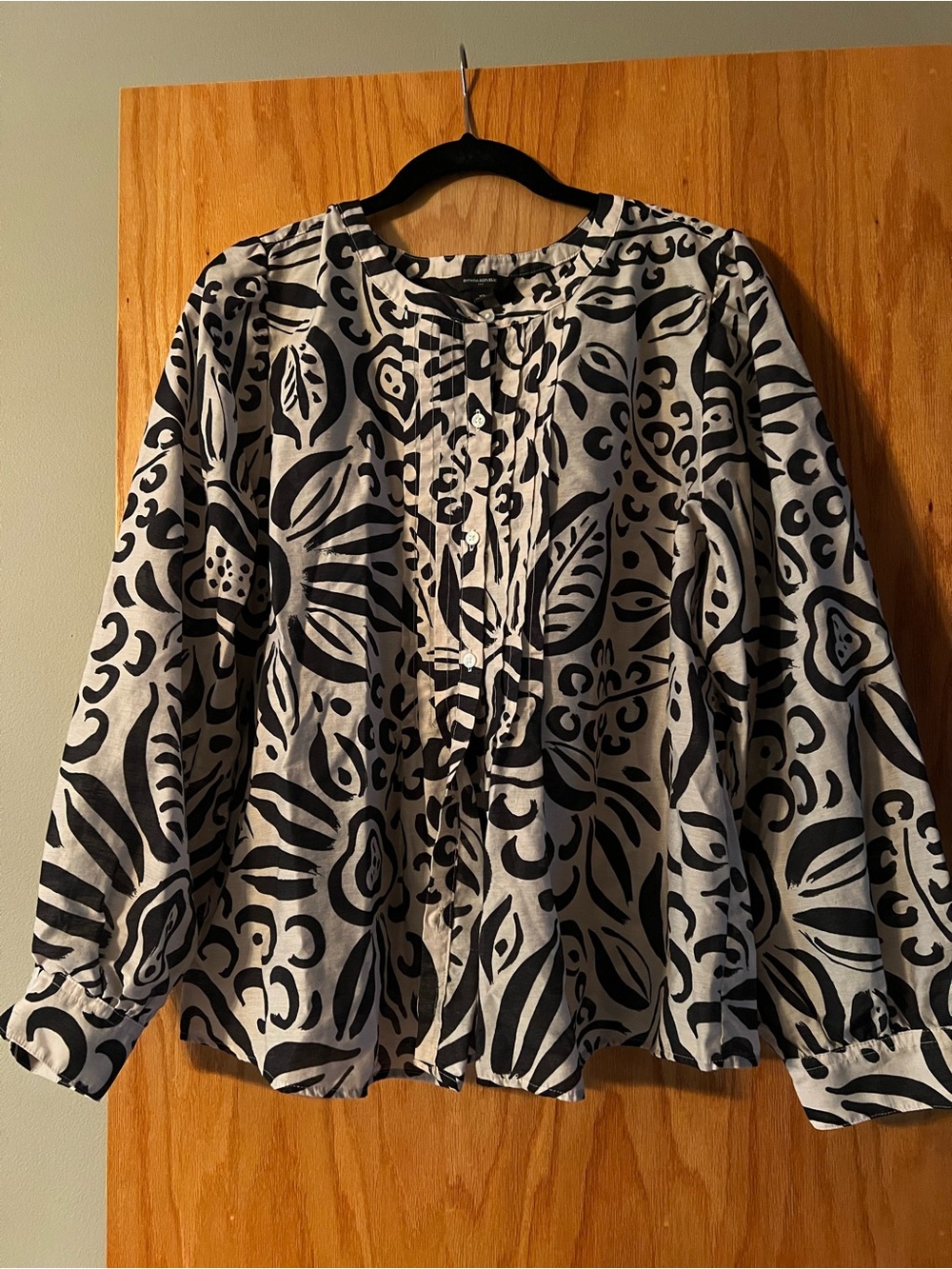 Banana Republic Factory Black and White Printed Button-Down Blouse